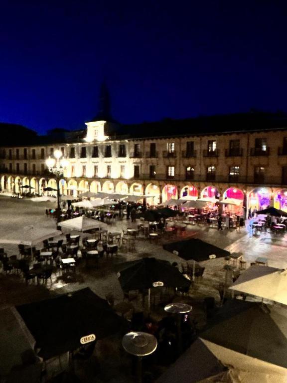 Arquitecto De La Vida- Plaza Mayor León Kültér fotó