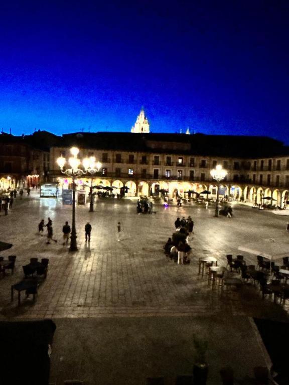 Arquitecto De La Vida- Plaza Mayor León Kültér fotó